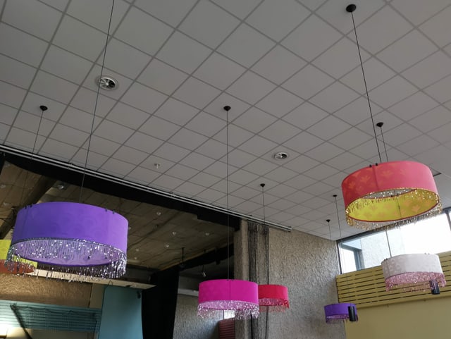 Diese Lampenschirme schmückten in einer Show die Drohnen. Heute hängen sie in der Kantine von Varity. Diese Lampenschirme schmückten in einer Show die Drohnen. Heute hängen sie in der Kantine von Varity.