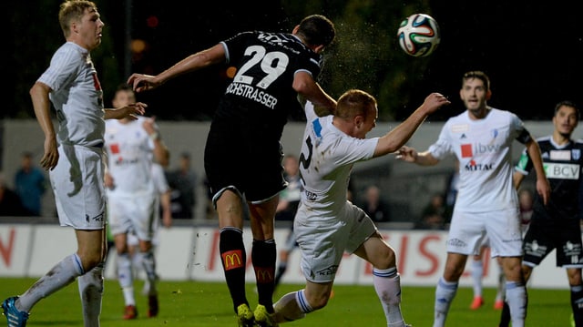 Spieler des FC Wohlen im Zweikampf Spieler des FC Wohlen im Zweikampf