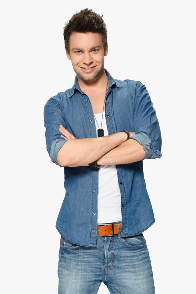 Junger Mann in blauem Jeanshemd. Junger Mann in blauem Jeanshemd.