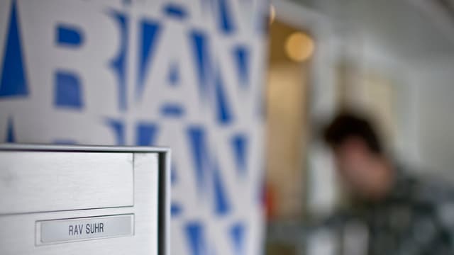 Mann beim Eingang zu einem RAV Mann beim Eingang zu einem RAV