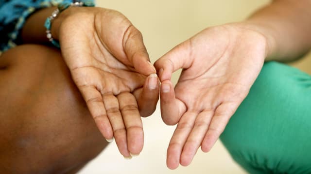 Zwei Hände formen Mudras und berühren sich dabei. Zwei Hände formen Mudras und berühren sich dabei.