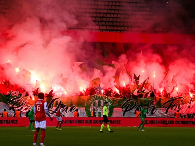 Fans von Saint-Etienne zünden Feuerwerk.