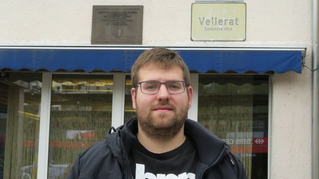 Clément Piquerez vor dem Stammlokal der Béliers, der Pro-Jurassier Clément Piquerez vor dem Stammlokal der Béliers, der Pro-Jurassier