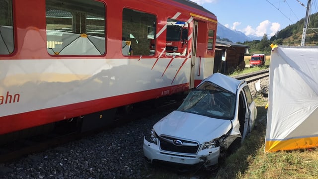 Zug, beschädigtes Auto Zug, beschädigtes Auto