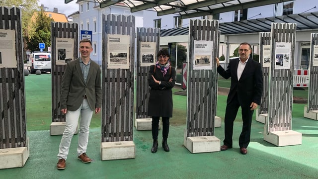 Kurator, Stadträtin und Bürgermeister vereint vor Ausstellungsstücken. Kurator, Stadträtin und Bürgermeister vereint vor Ausstellungsstücken.
