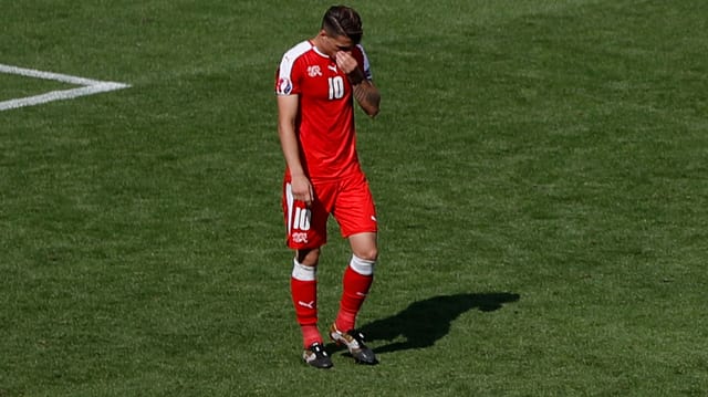 Granit Xhaka steht konsterniert auf dem Rasen. Granit Xhaka steht konsterniert auf dem Rasen.
