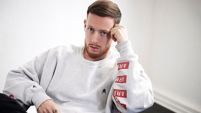 Portrait des nachdenklingen Rappers, hat den Arm aufgestützt Portrait des nachdenklingen Rappers, hat den Arm aufgestützt