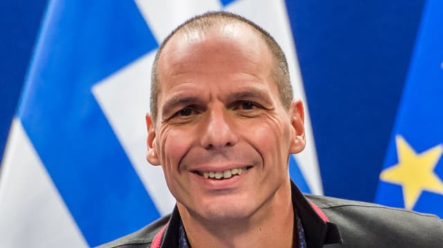 Varoufakis vor der europäischen und griechischen Fahne. Varoufakis vor der europäischen und griechischen Fahne.
