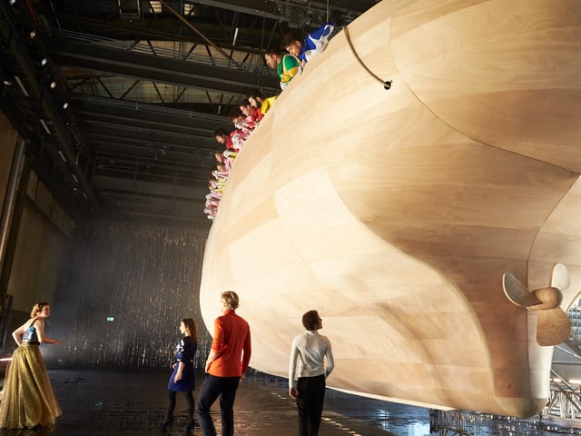 Der Bühnenbildner Bert Neumann hat eine riesige Holzarche in die Halle des Schiffbaus gebaut. Der Bühnenbildner Bert Neumann hat eine riesige Holzarche in die Halle des Schiffbaus gebaut.
