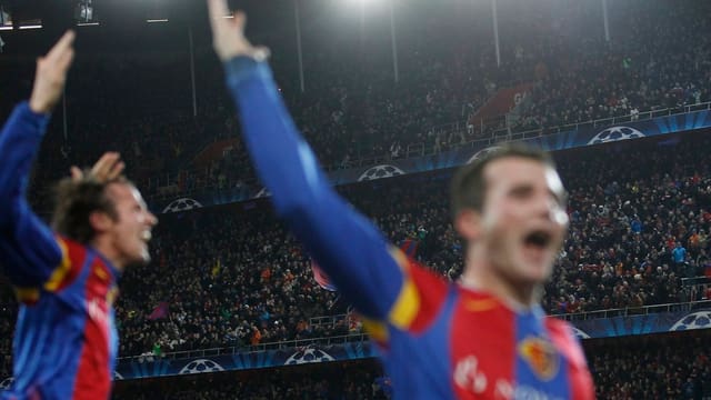 Marco Streller und Alex Frei feiern den Sieg gegen Manchester United. Marco Streller und Alex Frei feiern den Sieg gegen Manchester United.
