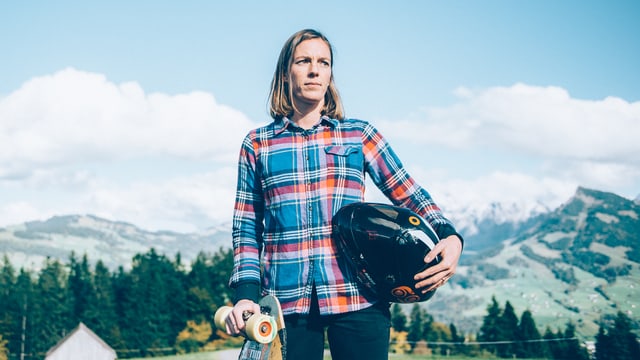 Tamara ist eine der besten Downhill-Skateboarderinnen der Welt. Tamara ist eine der besten Downhill-Skateboarderinnen der Welt.