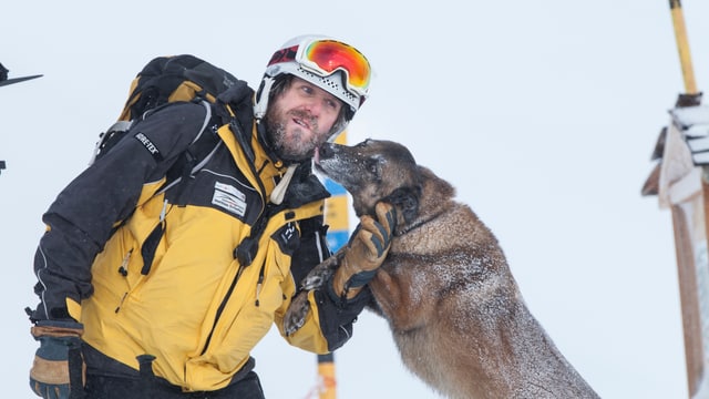 Rettungshund Chiabba gibt Retter Matthias Schlatter ein Müntschi Rettungshund Chiabba gibt Retter Matthias Schlatter ein Müntschi
