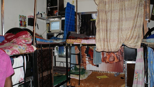 Ein kleines Zimmer mit Doppelbetten. Ein kleines Zimmer mit Doppelbetten.