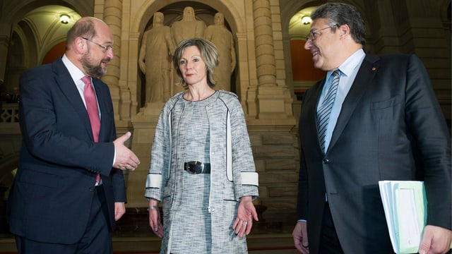 Die Drei stehen nebeneinander und diskutieren. Die Drei stehen nebeneinander und diskutieren.