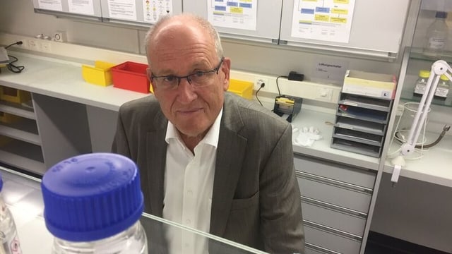 Mann sitzt im Büro mit Brille Mann sitzt im Büro mit Brille