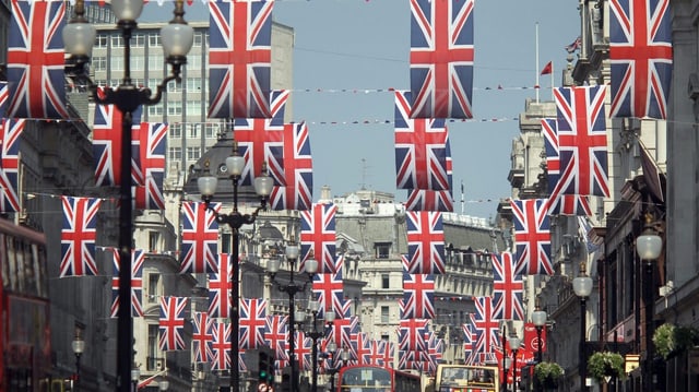 Strasse in England ist mit Flaggen Grossbritanniens geschmückt (keystone/archiv) Strasse in England ist mit Flaggen Grossbritanniens geschmückt (keystone/archiv)