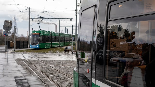 Zwei Trams auf der neuen Linie Zwei Trams auf der neuen Linie