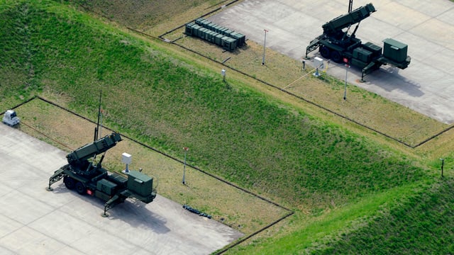Blick von oben auf zwei Patriot-Abwehrsysteme in Tokio Blick von oben auf zwei Patriot-Abwehrsysteme in Tokio