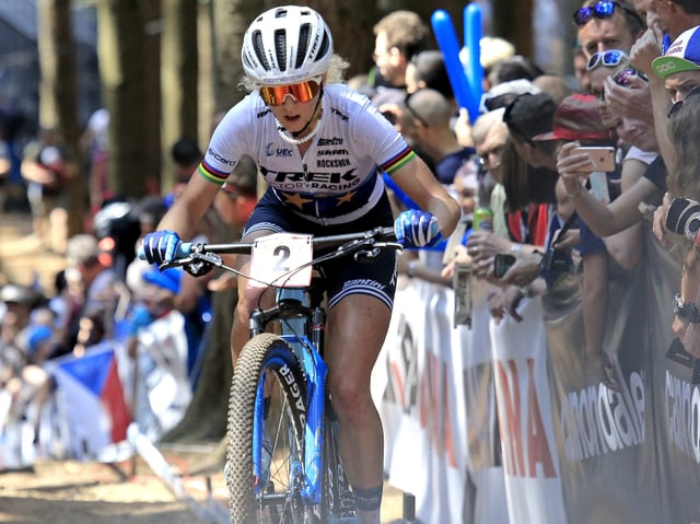 Jolanda Neff fährt auf ihrem Bike. Jolanda Neff fährt auf ihrem Bike.