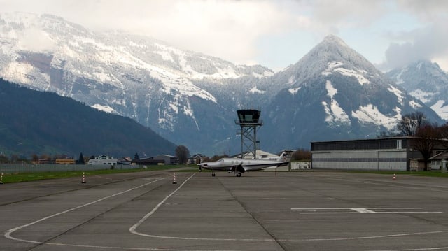 Der Flughafen Buochs mit Blick ins Seebecken. Der Flughafen Buochs mit Blick ins Seebecken.