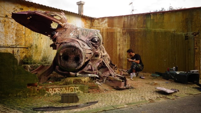 Bordalo II mit seiner Schweinskulptur. Bordalo II mit seiner Schweinskulptur.