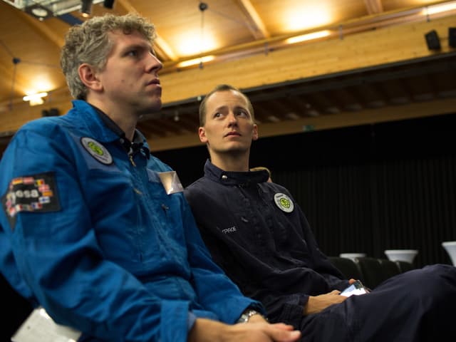 Basil Honegger von «Schweiz aktuell» und Michael Weinmann beim Morgen-Briefing in Dübendorf.