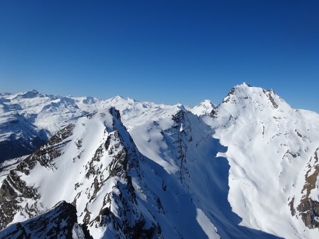Wolkenlose Bedingungen über den Bergen des Valsertals.