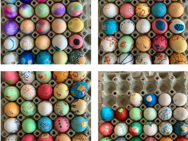 mehrere gefärbte Eier in  Eierschachtelnd präsentiert. 