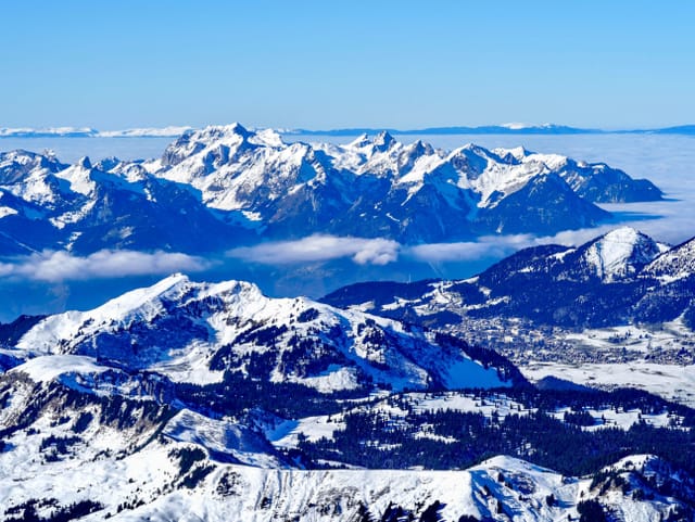 Fast wolkenloses Wetter auf den Alpengipfeln.
