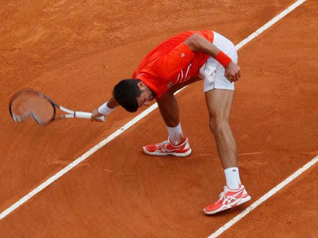 Novak Djokovic zertrümmert auf dem Court sein Racket. Novak Djokovic zertrümmert auf dem Court sein Racket.