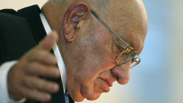 Reich-Ranicki verbeugt sich. Reich-Ranicki verbeugt sich.