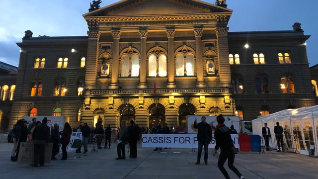 Bundeshaus. Davor Menschen und Transparente. Bundeshaus. Davor Menschen und Transparente.