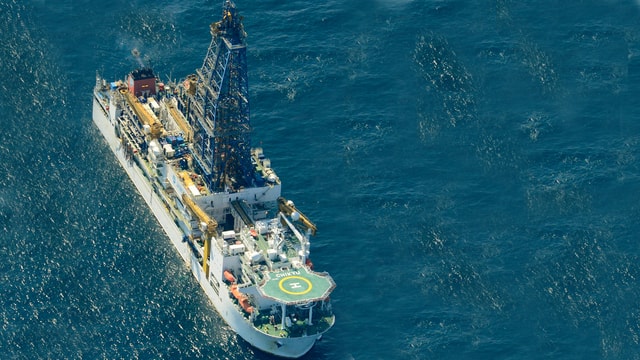 Ein japanisches Schiff fördert Methanhydrat. Ein japanisches Schiff fördert Methanhydrat.