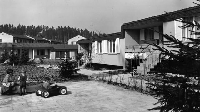 Kinder spielen vor Arbeiterhäusern der Viscosuisse (ca. 1970): Da die Fabrik rund um die Uhr lief, war es wichtig, dass die Arbeiter in der Nähe wohnen konnten. Kinder spielen vor Arbeiterhäusern der Viscosuisse (ca. 1970): Da die Fabrik rund um die Uhr lief, war es wichtig, dass die Arbeiter in der Nähe wohnen konnten.