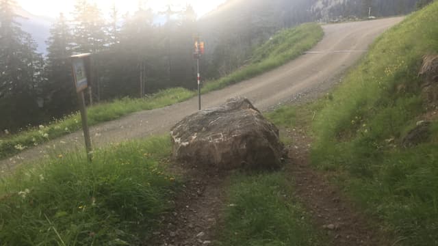 Qua na passan nagins vehichels cun quatter rodas pli. Qua na passan nagins vehichels cun quatter rodas pli.