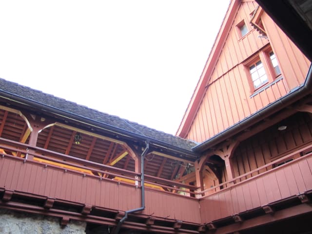 Roter Wehrgang aus Holz.