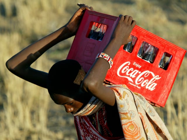 Massai trägt Coca-Cola Massai trägt Coca-Cola