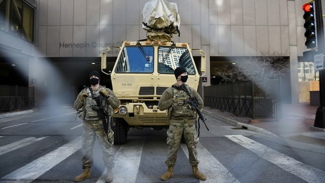 Schwer bewaffnete Nationalgardisten Schwer bewaffnete Nationalgardisten
