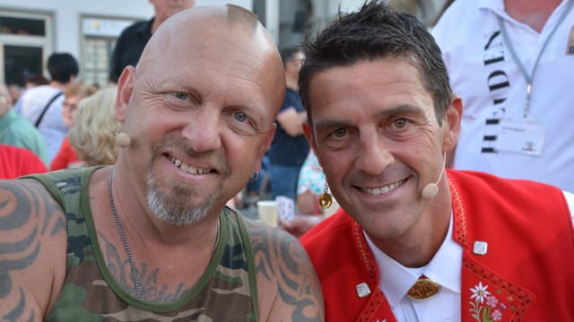 Gölä und Roman Kilchsperger lächeln für die Kamera.