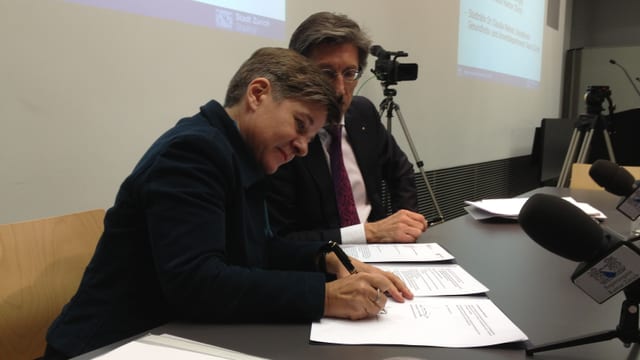 Stadträtin Claudia Nielsen und Regierungsrat Thomas Heiniger unterschreiben einen Vertrag.