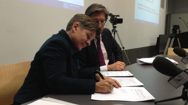 Stadträtin Claudia Nielsen und Regierungsrat Thomas Heiniger unterschreiben einen Vertrag. Stadträtin Claudia Nielsen und Regierungsrat Thomas Heiniger unterschreiben einen Vertrag.