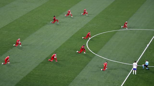 Vor dem Spiel gegen Russland knien die belgische Mannschaft und die Schiedsrichter nieder. Vor dem Spiel gegen Russland knien die belgische Mannschaft und die Schiedsrichter nieder.