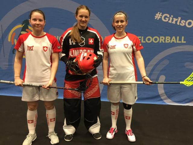 Drei Frauen in Unihockeyausrüstung Drei Frauen in Unihockeyausrüstung