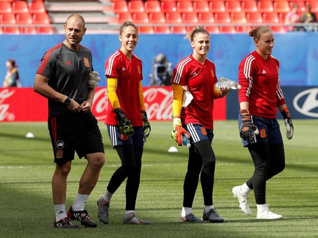 Vier spanische Spielerinnen marschieren über den Rasen. Vier spanische Spielerinnen marschieren über den Rasen.