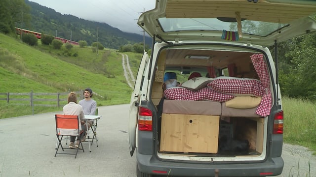 Pierina Beeli e Matteo Manno davant lur busin. Pierina Beeli e Matteo Manno davant lur busin.