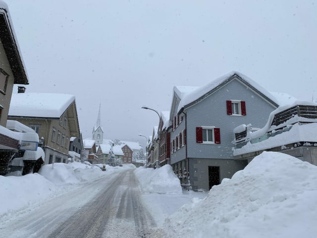 Verschneites Strasse in Dorf