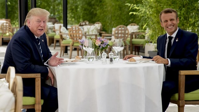 Macron und Trump am Tisch. Macron und Trump am Tisch.