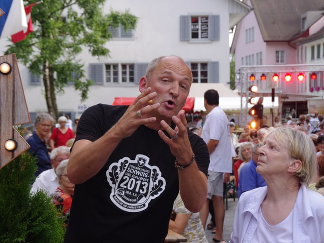 Conny Sutter wirft die Hände in die Luft, während Ursula Schäppi ihn verdutzt anschaut.