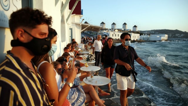 Tourist:innen mit Maske auf Mykonos