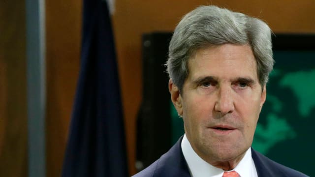 John Kerry an einem Rednerpult. John Kerry an einem Rednerpult.